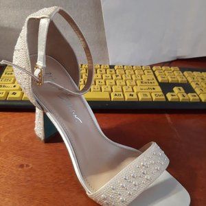 Betty Johnson women's Dani Ivory Sandals Peals Sz8.5 Worn Once Good Condition
